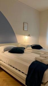 2 camas en un dormitorio con 2 almohadas en Lake House La Gemma, en Riva del Garda
