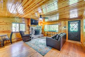 Posezení v ubytování Creekside Cabin Retreat with Private Deck in Payson