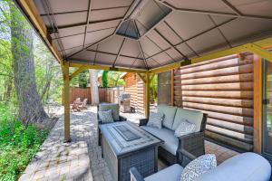 Posezení v ubytování Creekside Cabin Retreat with Private Deck in Payson
