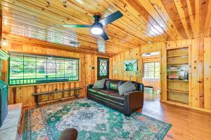Posezení v ubytování Creekside Cabin Retreat with Private Deck in Payson