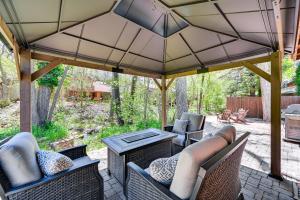 Posezení v ubytování Creekside Cabin Retreat with Private Deck in Payson