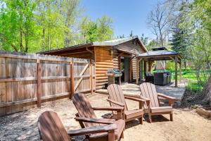 Zahrada ubytování Creekside Cabin Retreat with Private Deck in Payson