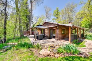 Zahrada ubytování Creekside Cabin Retreat with Private Deck in Payson