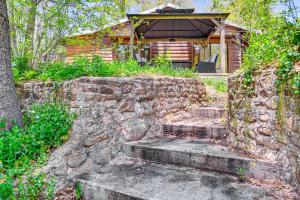 Zahrada ubytování Creekside Cabin Retreat with Private Deck in Payson