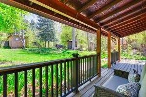 Zahrada ubytování Creekside Cabin Retreat with Private Deck in Payson