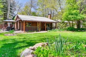 Zahrada ubytování Creekside Cabin Retreat with Private Deck in Payson