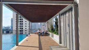 een balkon met uitzicht op een zwembad in een gebouw bij Chambers Suites KL BY Fortune in Kuala Lumpur