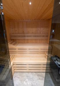 sauna z drewnianymi ścianami i drewnianym sufitem w obiekcie Villa Mermaid of Una w mieście Bihać