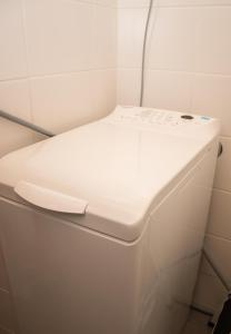 ヘルシンキにあるAurinkolahti cosy apartment with warm parkingの白いタイル張りのバスルーム(白いトイレ付)