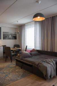sypialnia z dużym łóżkiem i jadalnią w obiekcie Aurinkolahti cosy apartment with warm parking w Helsinkach