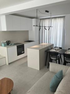 Η κουζίνα ή μικρή κουζίνα στο Duplex Penthouse Qawra Malta +11 φωτογραφίες