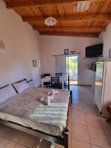 ein Schlafzimmer mit einem Bett mit einem Teddybär drauf in der Unterkunft Los Abuelos Apart in General Pico