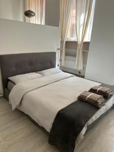 Een bed of bedden in een kamer bij Splendido Loft Centro Storico Parma
