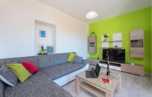 uma sala de estar com um sofá e uma mesa em Gorgeous Apartment In Pula With Kitchen em Muntić