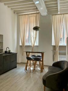 een woonkamer met een tafel en 2 stoelen bij Splendido Loft Centro Storico Parma in Parma
