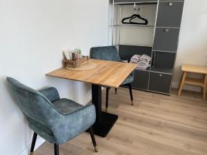 a table and two chairs in a room at Traumwohnung mit Meerblick über die Ostsee in Kiel +25 photos