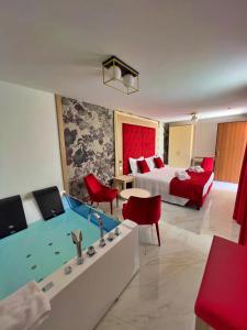 una camera con letto e tavolo da biliardo di Grotta Saracena Resort a Porto Cesareo