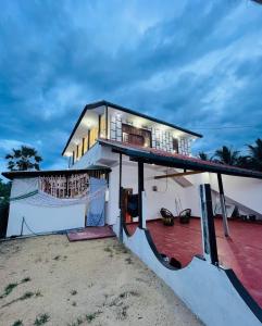 Casa con balcón en la playa en Greens Villa, en Kattankudi