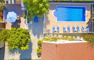 Villa Honolulu by Algarve Vacation في ألبوفيرا: اطلالة علوية على مسبح مع كراسي ومظلة