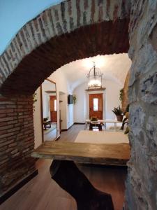 un arco en una sala de estar con una pared de piedra en Apartamento Turistico Arco Jerez, en Zafra 21 fotos más