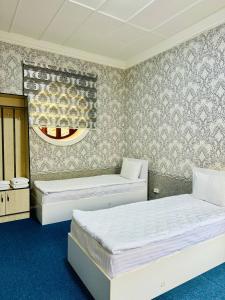 Ένα ή περισσότερα κρεβάτια σε δωμάτιο στο SHUKRONA Hotel
