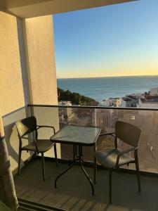 Una mesa y dos sillas en un balcón con vista al mar. en Luxury Ocean View, en Ulcinj