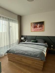 Un dormitorio con una cama y un cuadro en la pared. en Luxury Ocean View, en Ulcinj