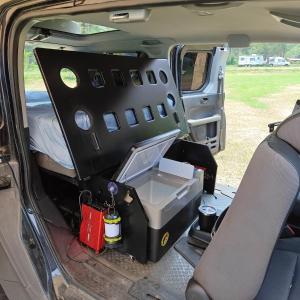un asiento trasero abierto de una furgoneta con el baúl abierto en Mini Camper Honda Element, en Guatemala