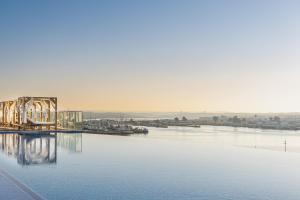 uma vista para um rio com uma ponte na água em Jupiter Marina Hotel - Couples & Spa em Portimão