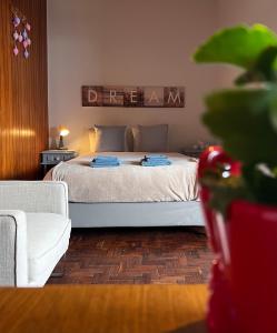 1 dormitorio con 1 cama y 1 sofá en Studio DOWNTOWN, en Oporto
