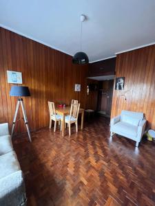 ein Wohnzimmer mit einem Sofa, einem Tisch und Stühlen in der Unterkunft Studio DOWNTOWN in Porto