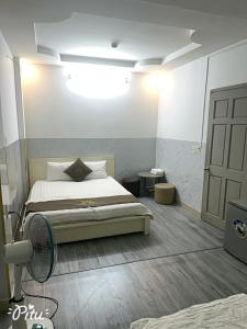 Ein Bett oder Betten in einem Zimmer der Unterkunft Khách Sạn An Chi