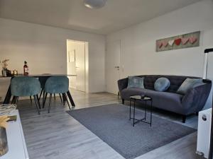 a living room with a couch and a table at Becks schöne Ferienwohnung in Vogtsburg