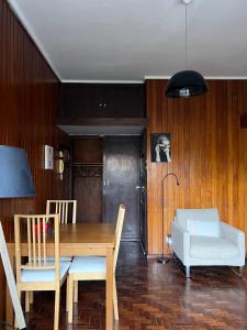 jadalnia z drewnianym stołem i krzesłami w obiekcie Studio DOWNTOWN w Porto