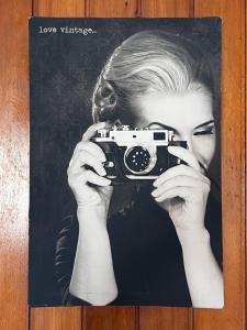 uma mulher segurando uma câmera na frente de seu rosto em Studio DOWNTOWN em Porto