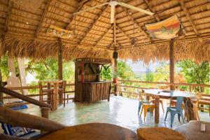 a dining area of a resort with tables and chairs at Casa vista al mar y las montañas río san Juan a solo 4 minutos de centro del pueblo y las playas in Río San Juan