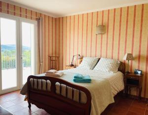 a bedroom with a bed and a sliding glass door at Villa Ylang - climatisée in Cruis
