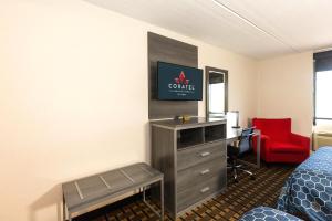 TV a/nebo společenská místnost v ubytování Coratel Inn & Suites by Jasper Mankato