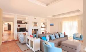 奧比多斯的住宿－VILLA MARTIN，客厅配有沙发和桌子