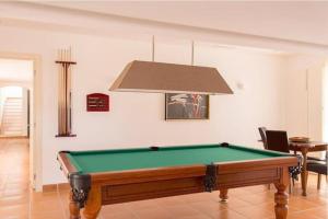 奧比多斯的住宿－VILLA MARTIN，客厅配有台球桌和灯