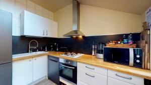 Η κουζίνα ή μικρή κουζίνα στο Villa et Cour Paradis 22 pers billard 20 min mer