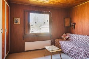 uma sala de estar com um sofá e uma janela em Cozy holiday accommodation in Skebobruk, Norrtalje em Skebobruk
