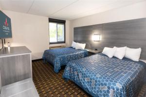 una camera d'albergo con due letti e una finestra di Coratel Inn & Suites by Jasper Mankato a Mankato