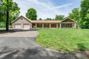 una casa con un gran patio con entrada en 22-Acre Home on Bourbon Trail with Sunroom!, en Coxs Creek