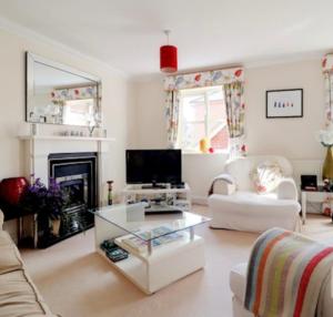 Μια τηλεόραση ή/και κέντρο ψυχαγωγίας στο Norwich City Large Modern Home