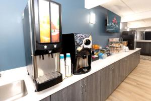 Kuchyň nebo kuchyňský kout v ubytování Coratel Inn & Suites by Jasper Mankato
