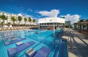 オーチョ・リオスにあるRiu Ocho Rios - All Inclusiveのホテル正面の大型スイミングプール(椅子付)