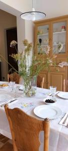 una mesa con un jarrón de flores. en Idayvuelta Home & Suites, en Ses Salines