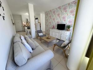 - un salon avec un canapé et une télévision dans l'établissement Mahostly Apartamento Comillas SB, à Arrecife