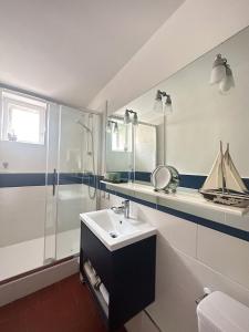 a bathroom with a sink and a shower at Cozy - Centre Historique - Gare à proximité - Grande Terrasse in Béziers